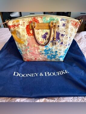 Dooney & Bourke 1975 Color Splash Signature Vanessa LRG Tapered Tote Bag/Dustbag